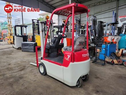 Xe nâng điện ngồi lái 700kg Nhật Bản