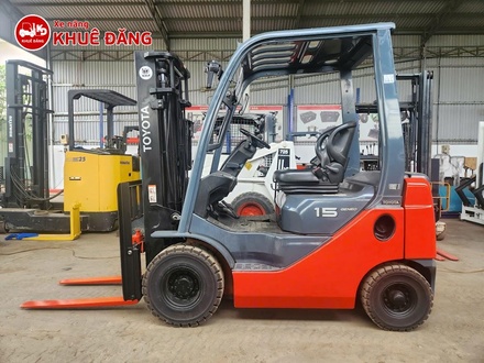 Xe nâng hàng máy dầu 1.5 tấn Toyota 02-8FD15 số tự động